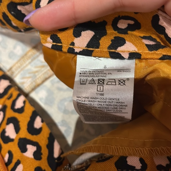 Old Navy Leopard Print Pixie Pant - Picture 3 of 3